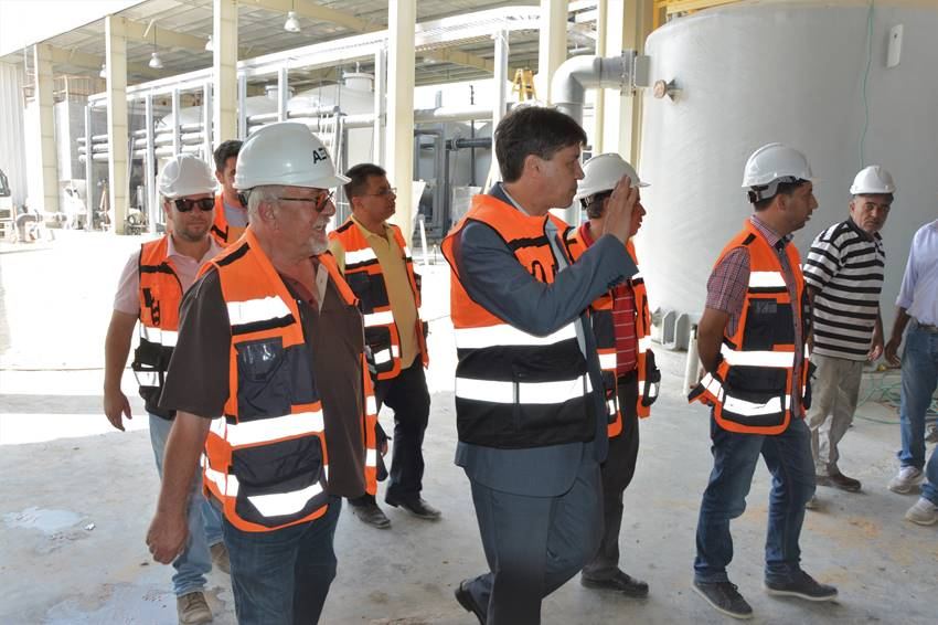  المهندس منذر شبلاق مدير عام مصلحة مياه بلديات الساحل يجري جولة تفقدية لسير العمل في المرحلة الثانية من مشروع إنشاء محطة تحلية مياه البحر في دير البلح.